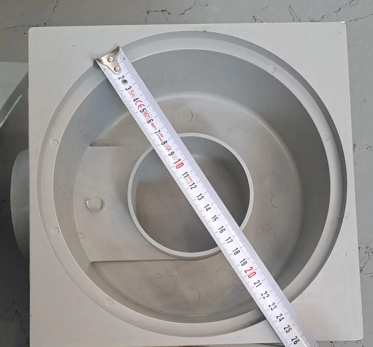 ÇAMUR KOVALI YER SÜZGECİ 25 x 25 cm - Ø 100 LÜK YANDAN ÇIKIŞ YER SİFONU YUVARLAK KAPAK 2
