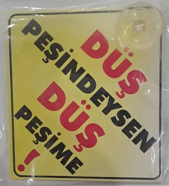 ARABA YAZISI (STİCKER) VANTUZLU ( 11 x 11 cm ) - DÜŞ PEŞİNDEYSEN DÜŞ PEŞİME !